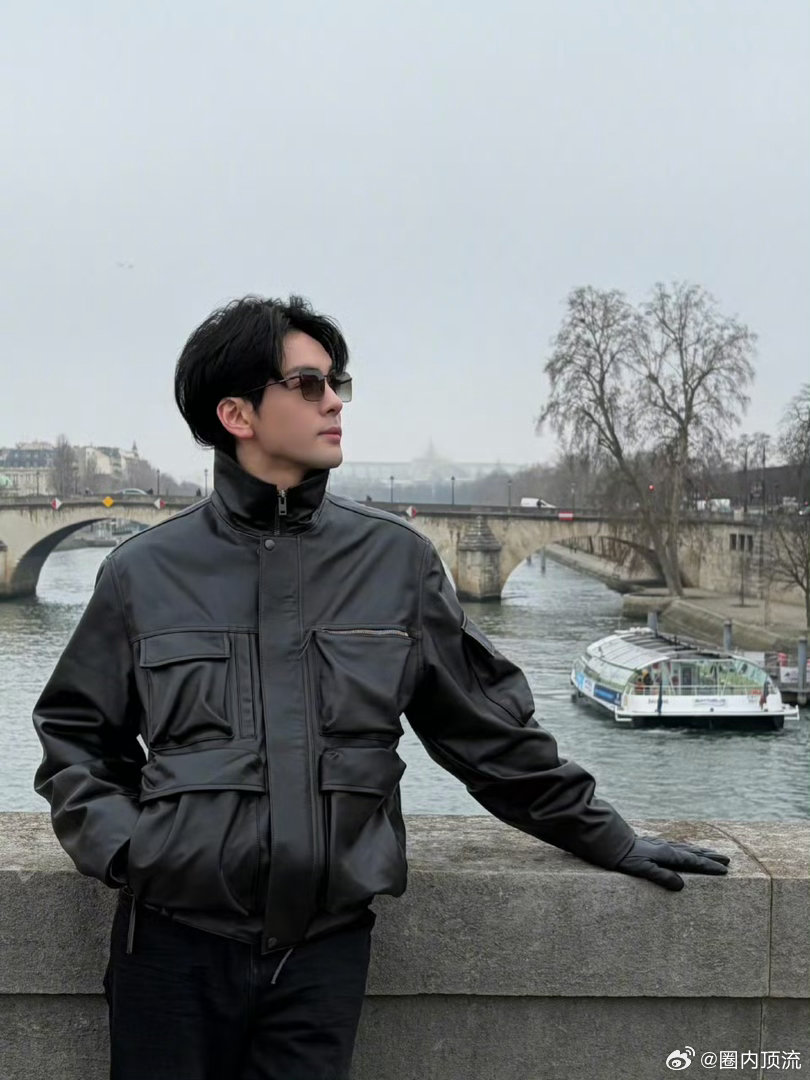 曾舜晞和AI聊天缓解焦虑曾舜晞直播坦言靠和AI闲聊解压，把AI驯成专属夸夸机，用