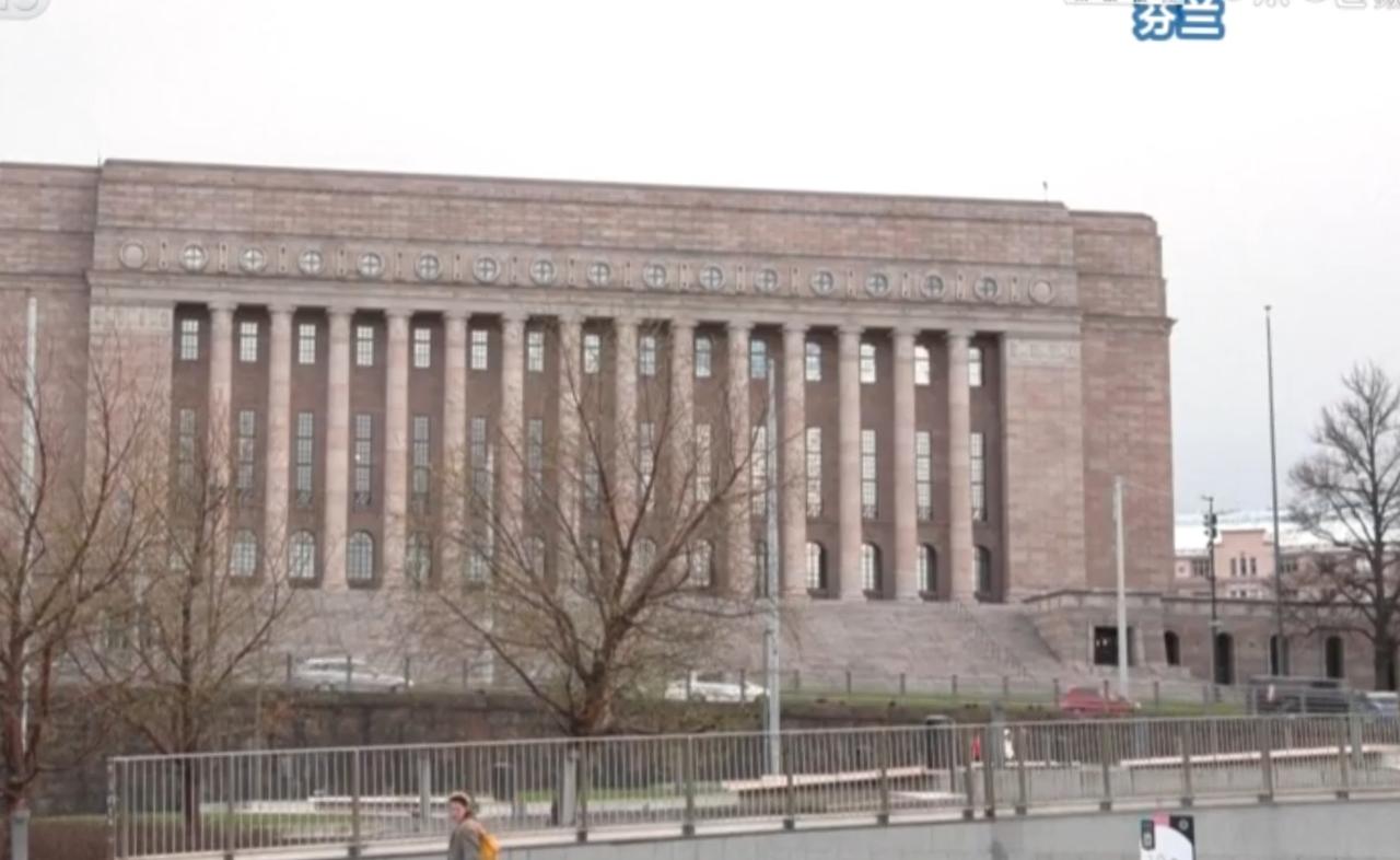 芬兰赫尔辛基的庄重建筑立在清冷的街头，丹麦哥本哈根的河道旁，彩色老建筑覆着薄雪勾