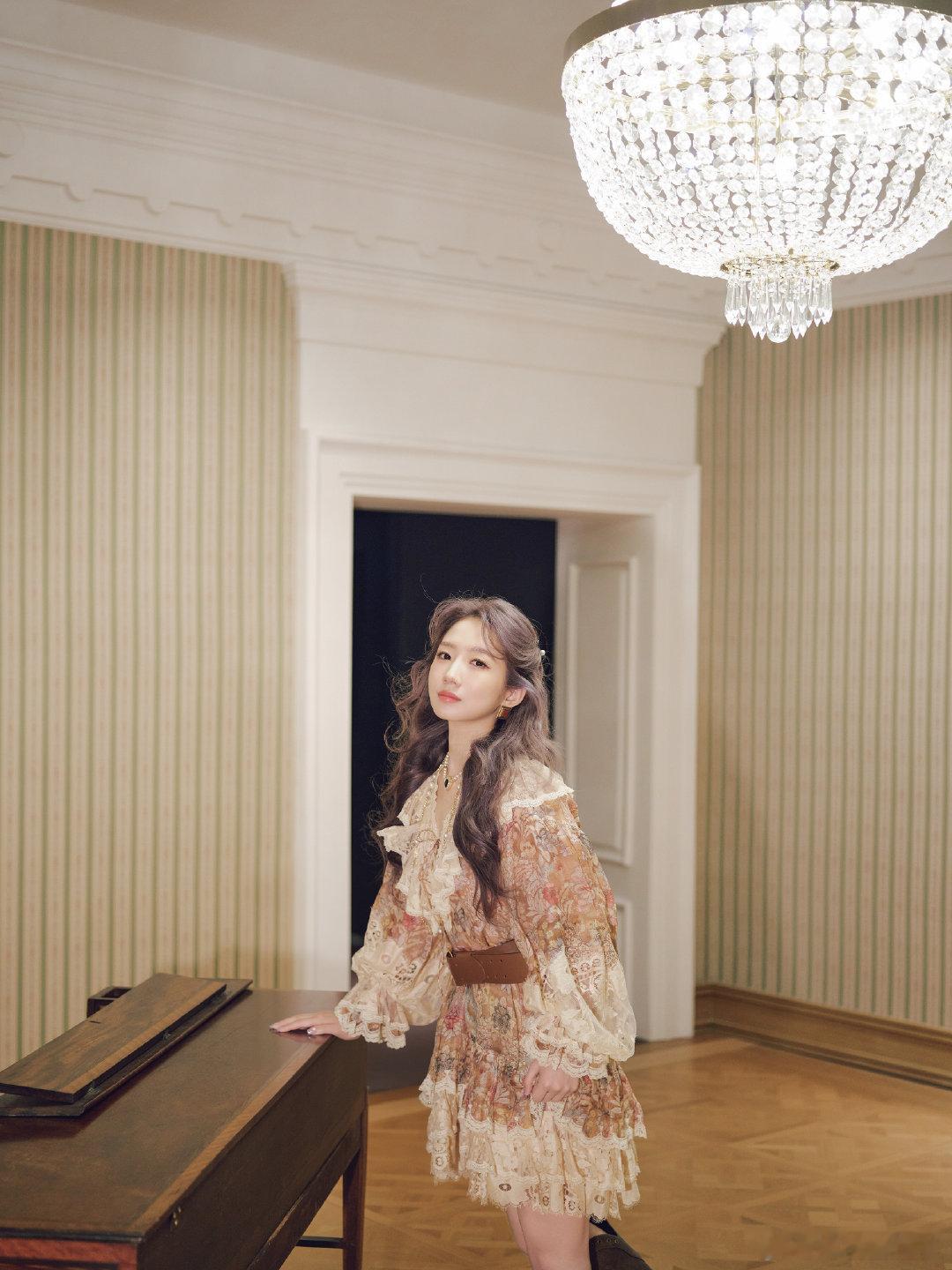 孟美岐解约乐华的第一个活动孟美岐怀念十年前刚出道那个青涩的自己，希望以后可以用歌