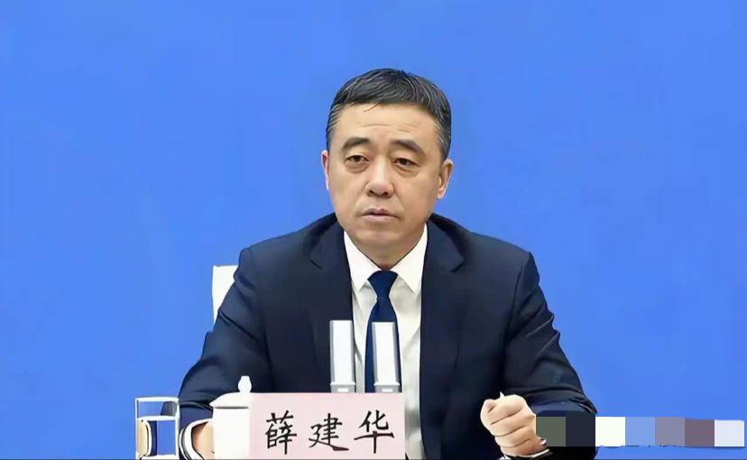 体制内最扎心的反差，全都在西安官员薛建华的身上体现得淋漓尽致。

他一路深耕水务