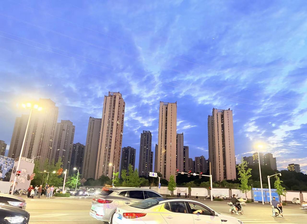 虽然只是一个三线城市，但城市的干净整洁度，市民过马路的素质真的很高✌️，