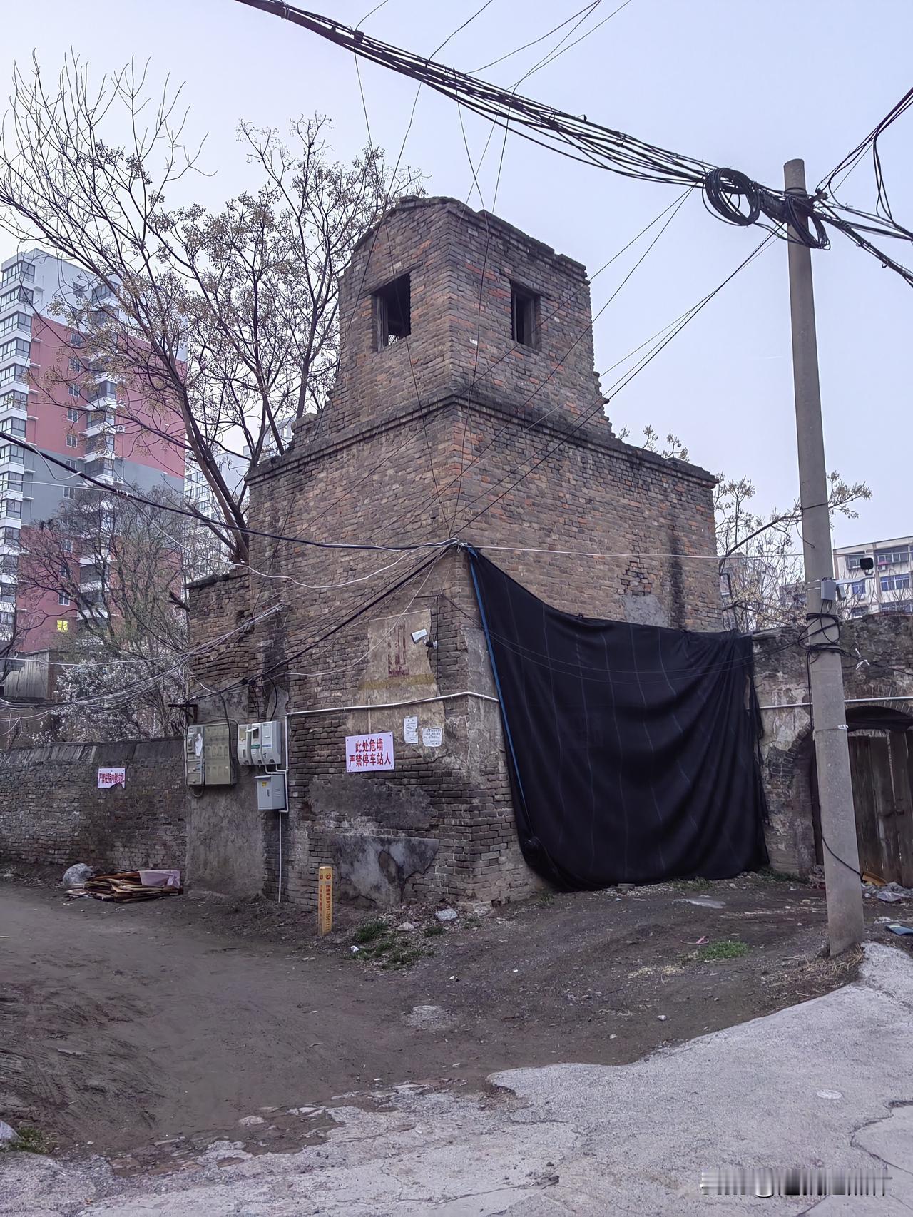 在焦作的城中村啊，到这样一个建筑，这不知道这前这个建筑是做什么的，为什么一直没有
