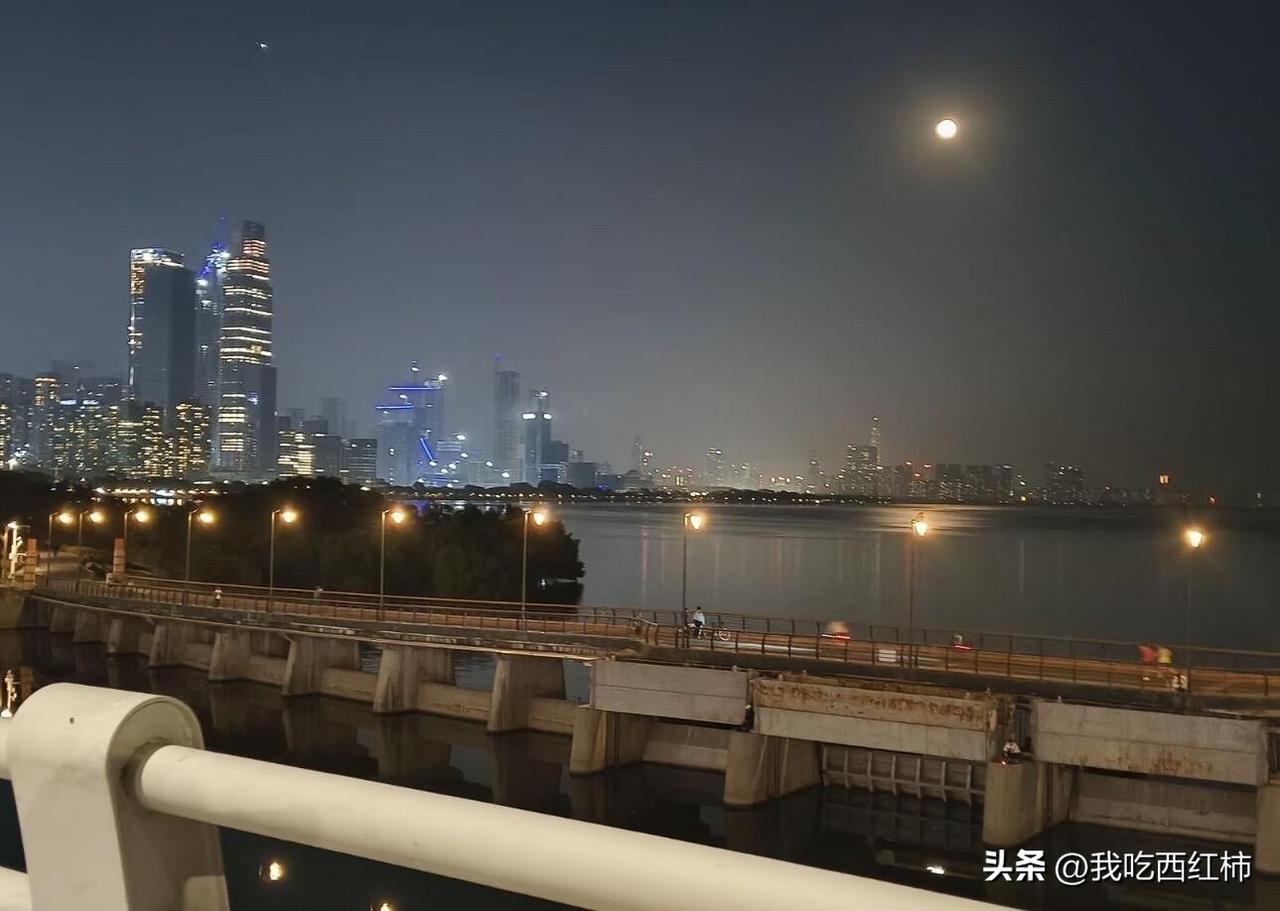 很多男生都想找年轻漂亮、高学历还懂事听话的女生，这种集所有优点于一身的完美女生，