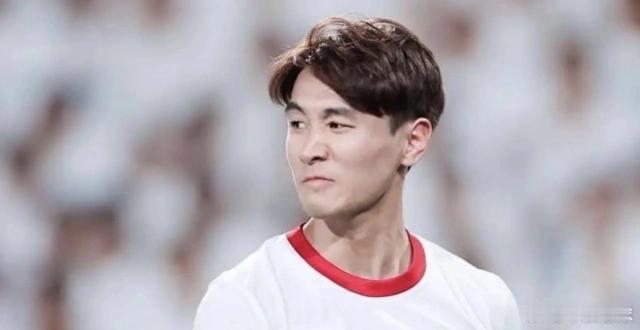 成都蓉城客场0-0战平河南赛后，韦世豪风波持续发酵。他连续更新多条社媒快拍，晒私
