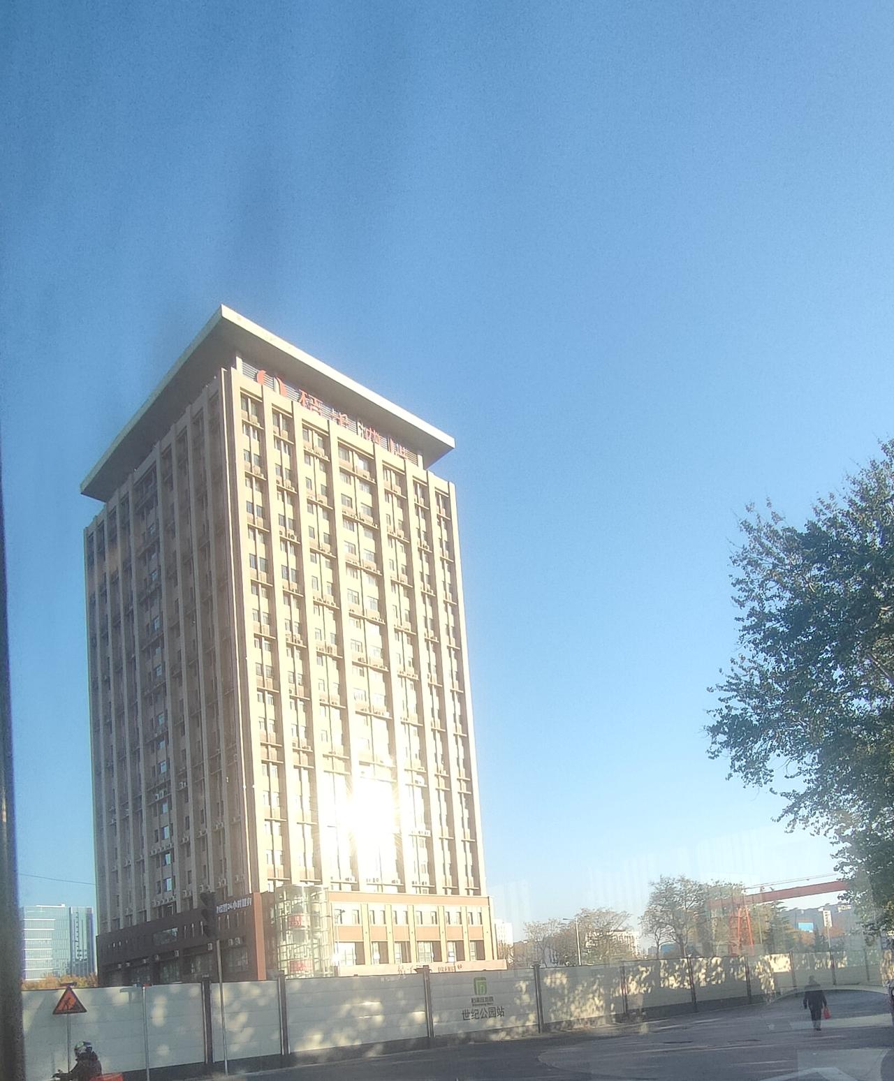 昔日的河北地质大学(原名:石家庄经济学院)，已经拆完，只剩下孤零零一座商业楼了