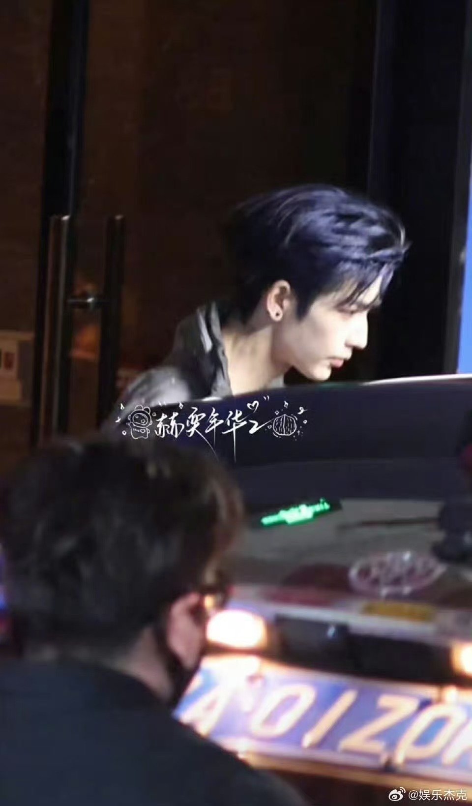 张凌赫蓝发废土风造型路透张凌赫废土风造型张凌赫蓝发废土风造型路透 