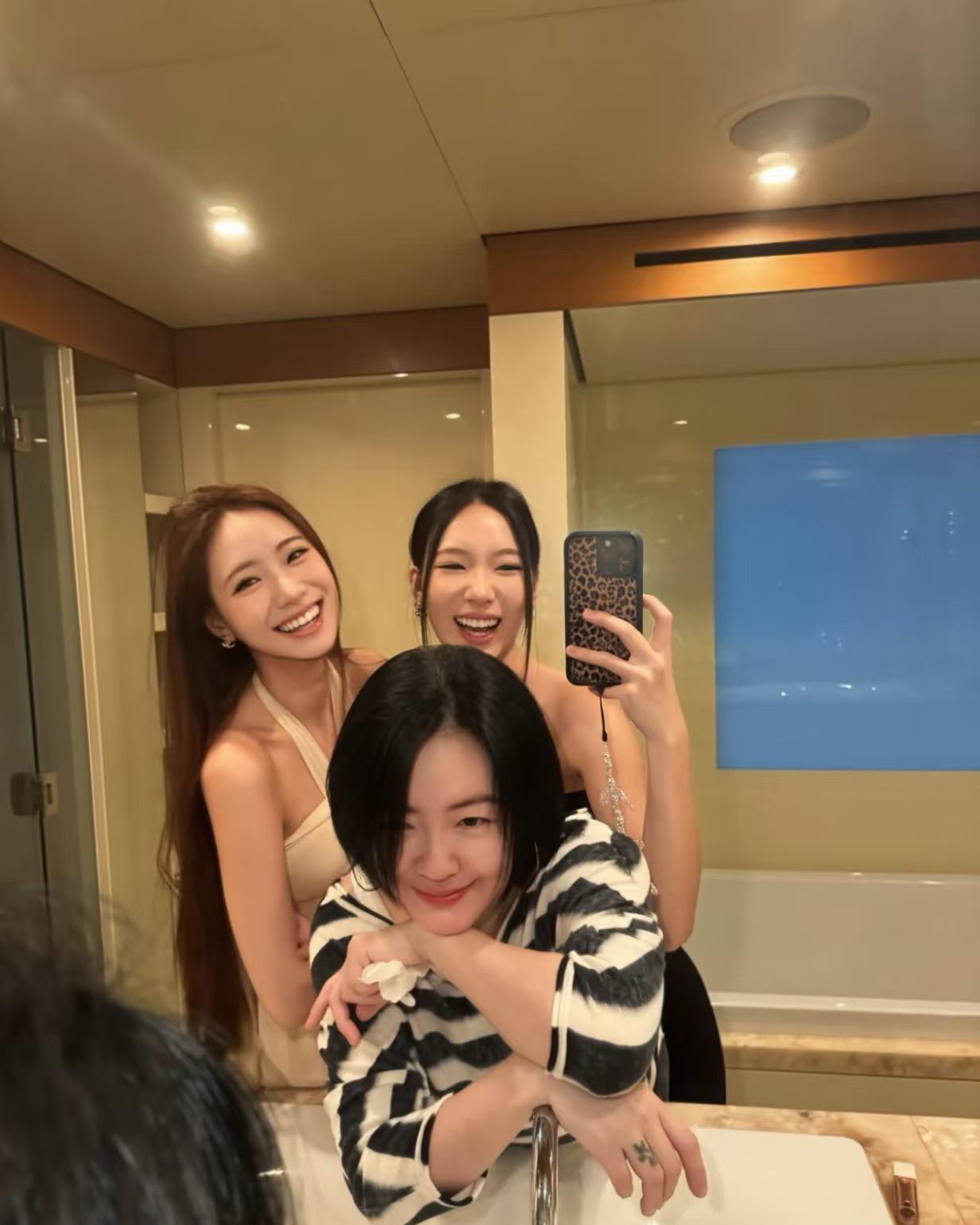 普通人女儿去世了，外婆、小姨都会照顾或者多关心孩子。即使关系不好，也会装一下对晚
