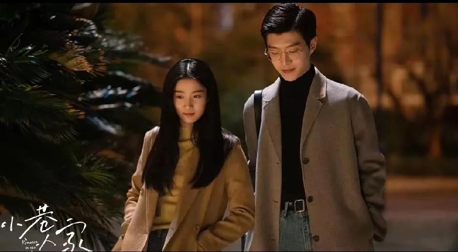 哇塞，小巷人家里的李佳与庄图南
这个同框画面，是如此的吸引人
女主美丽动人，男主