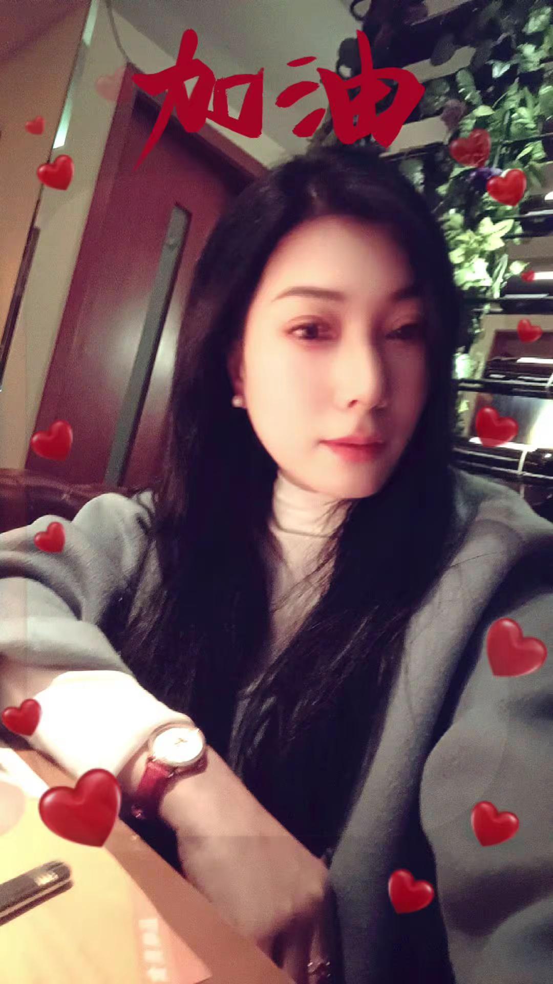 今天化了个美美的妆，一定要拍个。