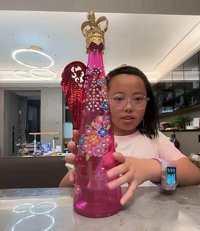 “有钱人不长你这样！”女孩晒天价矿泉水被嘲，家长认清现实！ 