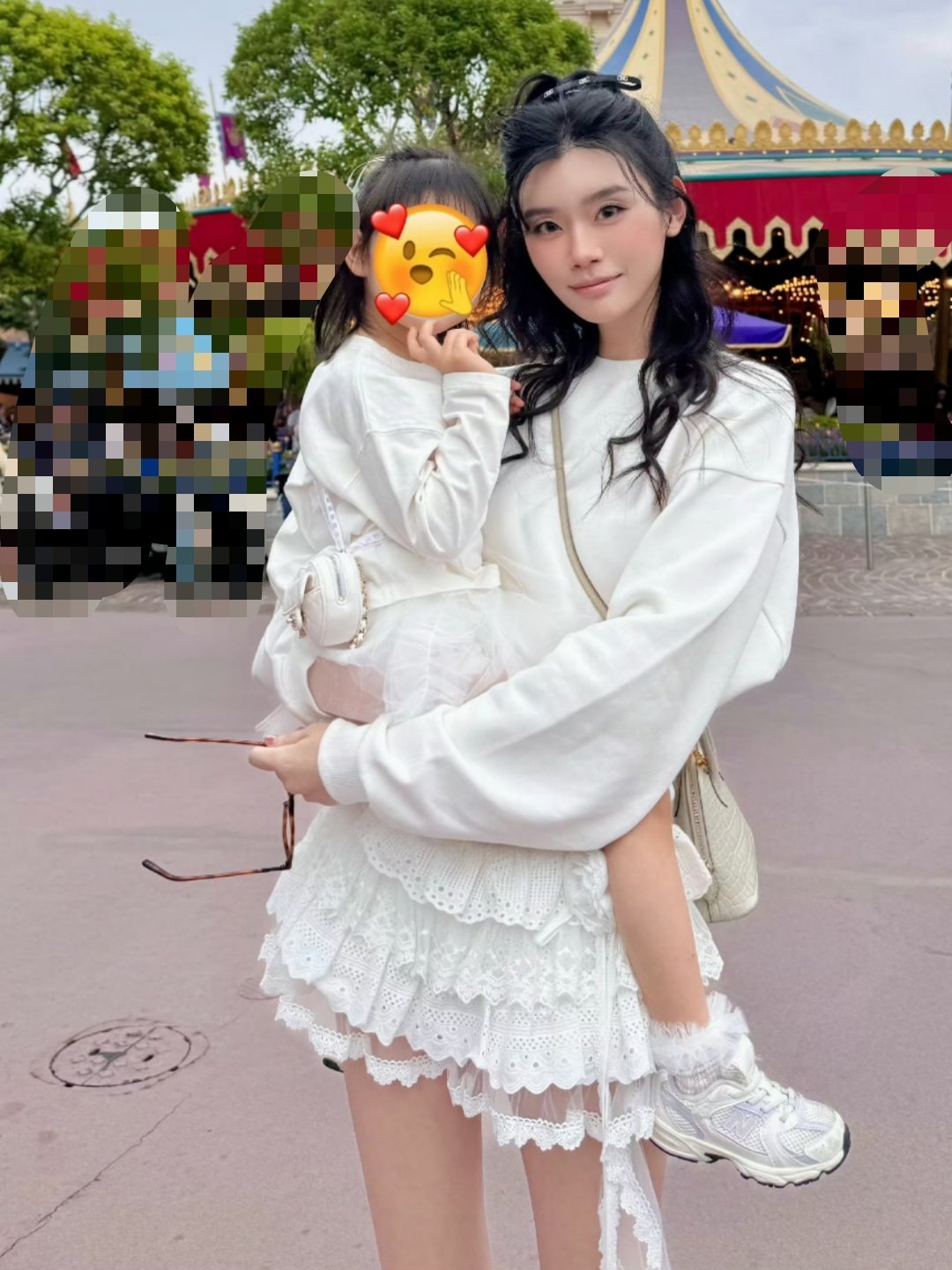 奚梦瑶女儿腿好长 “国际超模”奚梦瑶带女儿逛迪士尼，4岁的Romee继承了超模妈