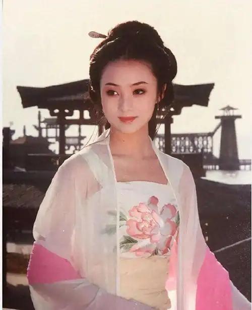 屋后青山绿，求下联？眼前淑女窕