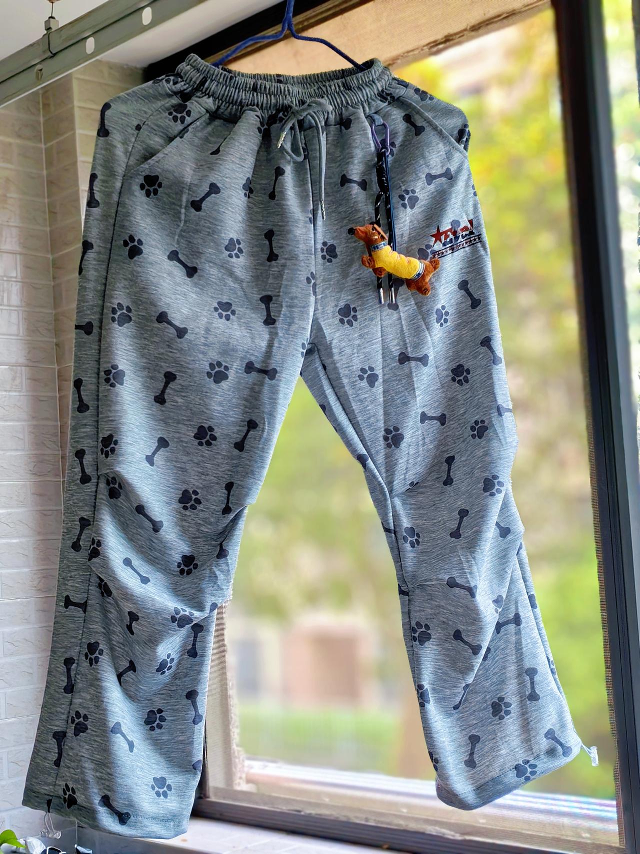 琪同学说毽子队老师要求:
“踢毽子最好穿束脚裤。”

递给她手机:“自己选。”