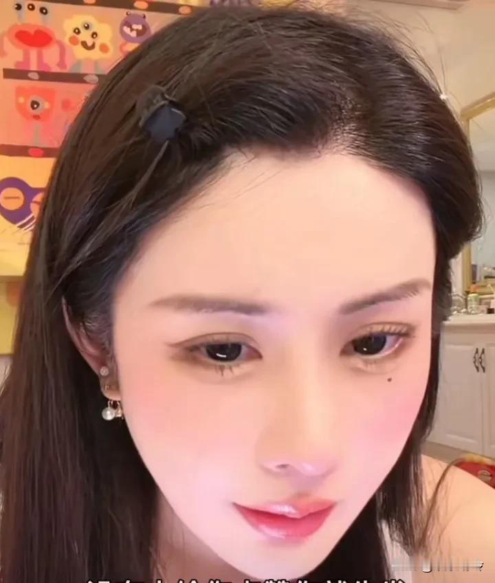 韦雪今年40岁，大女儿16岁，二儿子13岁，小儿子7岁，但男朋友只有21岁。

