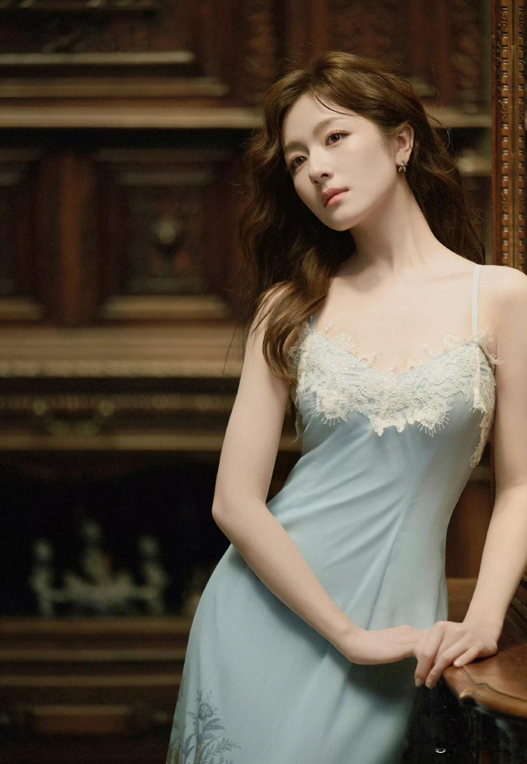 优雅蓝裙，复古书房，女神三连拍