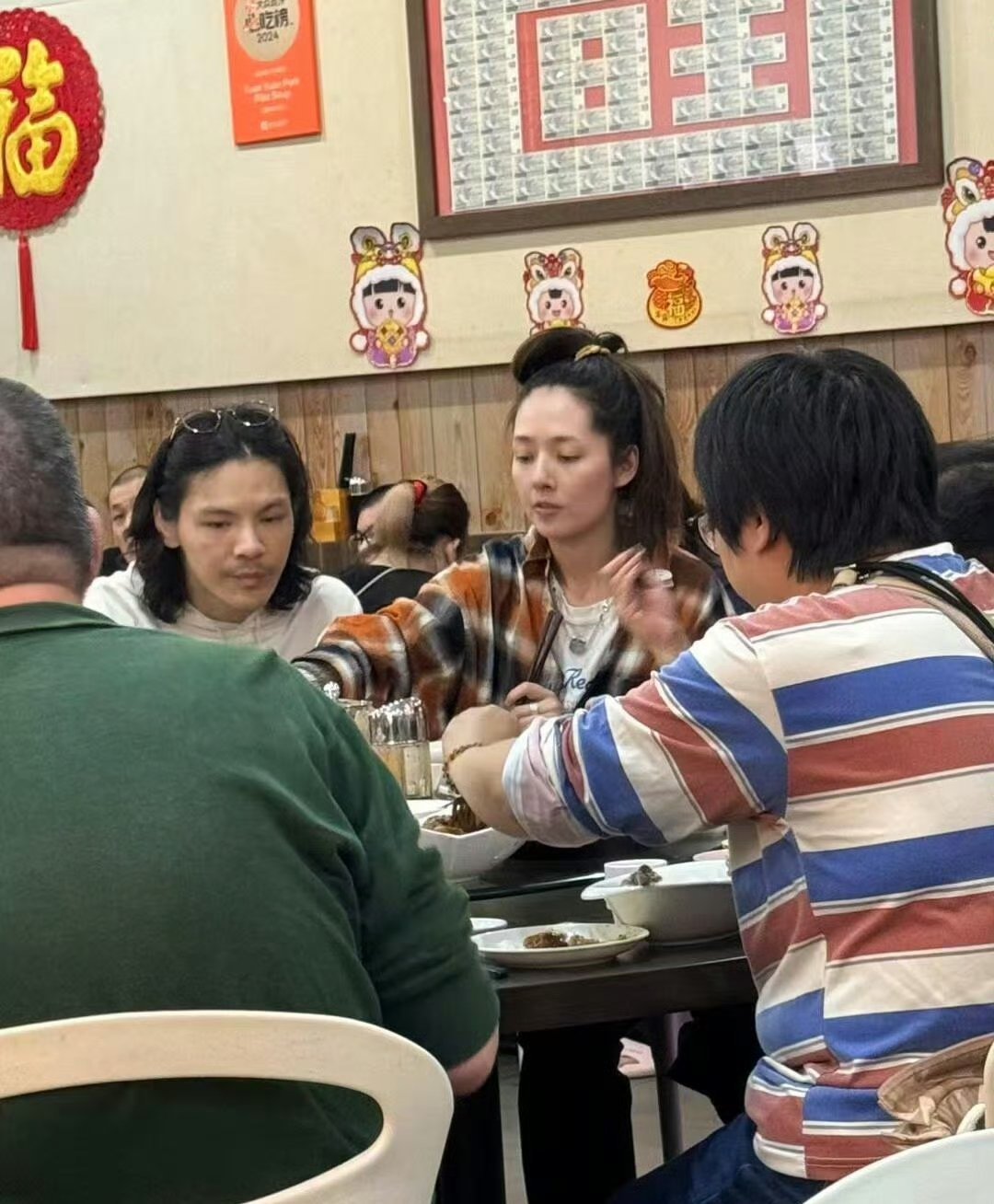 新加坡偶遇郭碧婷向佐一家 姐姐素颜好随和，一家人也挺温馨的 