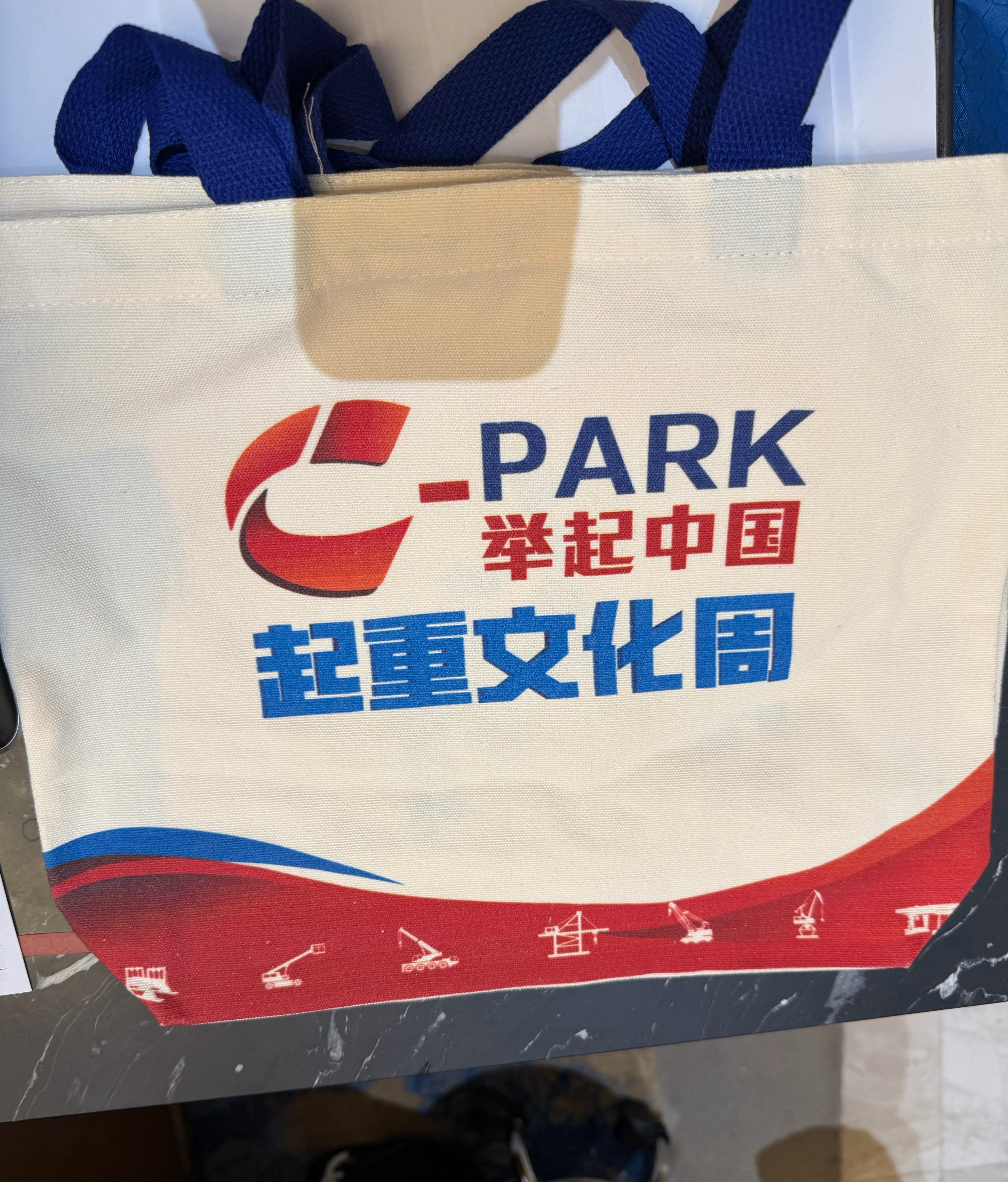 长垣起重机能做出来，很重要的一个系统是他的销售系统，整个长垣有三万名起重机销售，