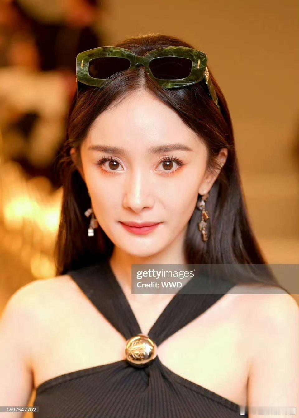 虽然但是怎么感觉杨幂这个妆容真的很不对劲啊[苦涩][苦涩][苦涩]眉毛一高一低，