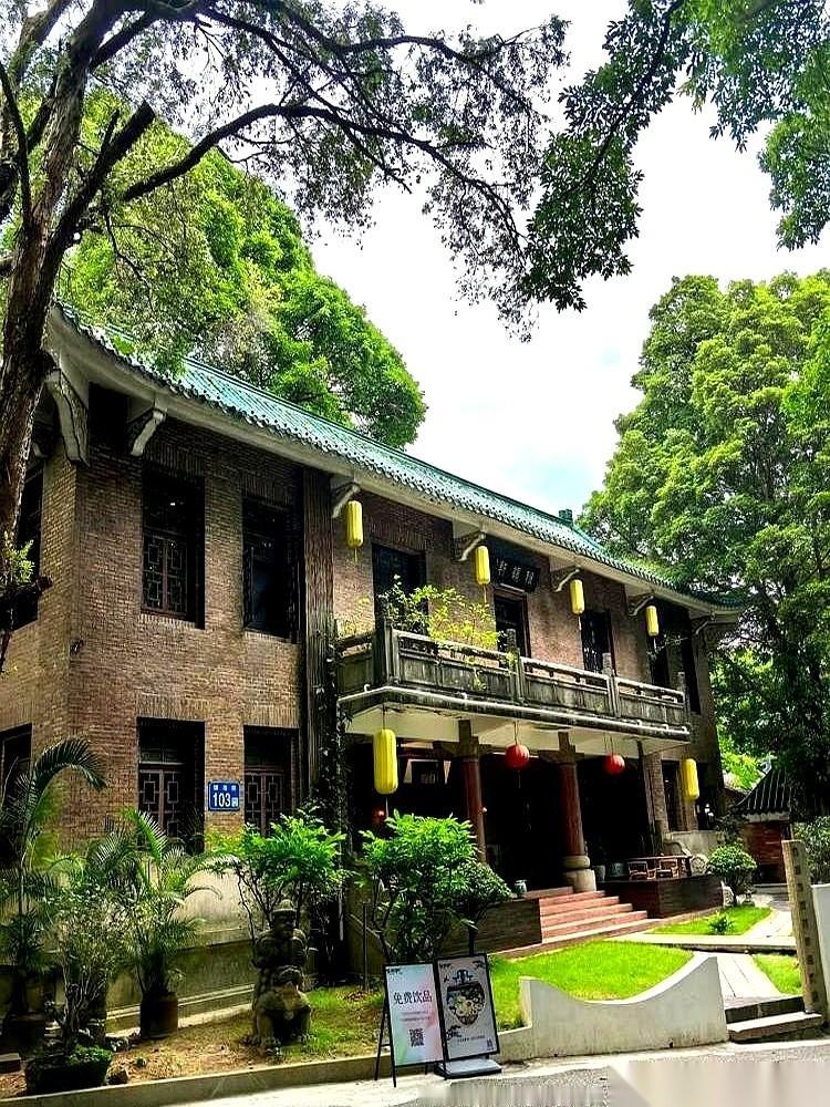 深圳福田，两套全款房。
就为了一个马上五年级要小升初的孩子，这对夫妻打算一把全卖