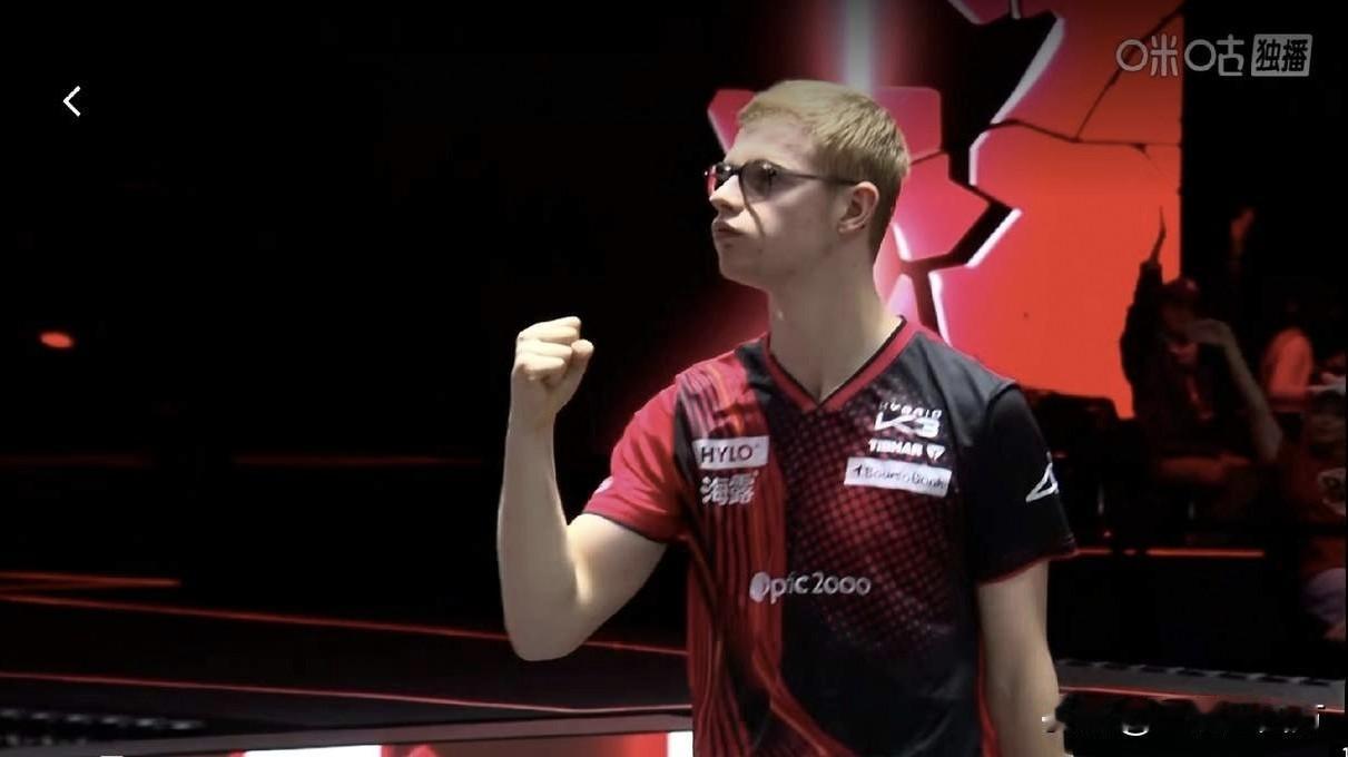 刚刚结束的一场世乒联大满贯男单1/8决赛，上演了法国队的青春对决，由19岁的费利