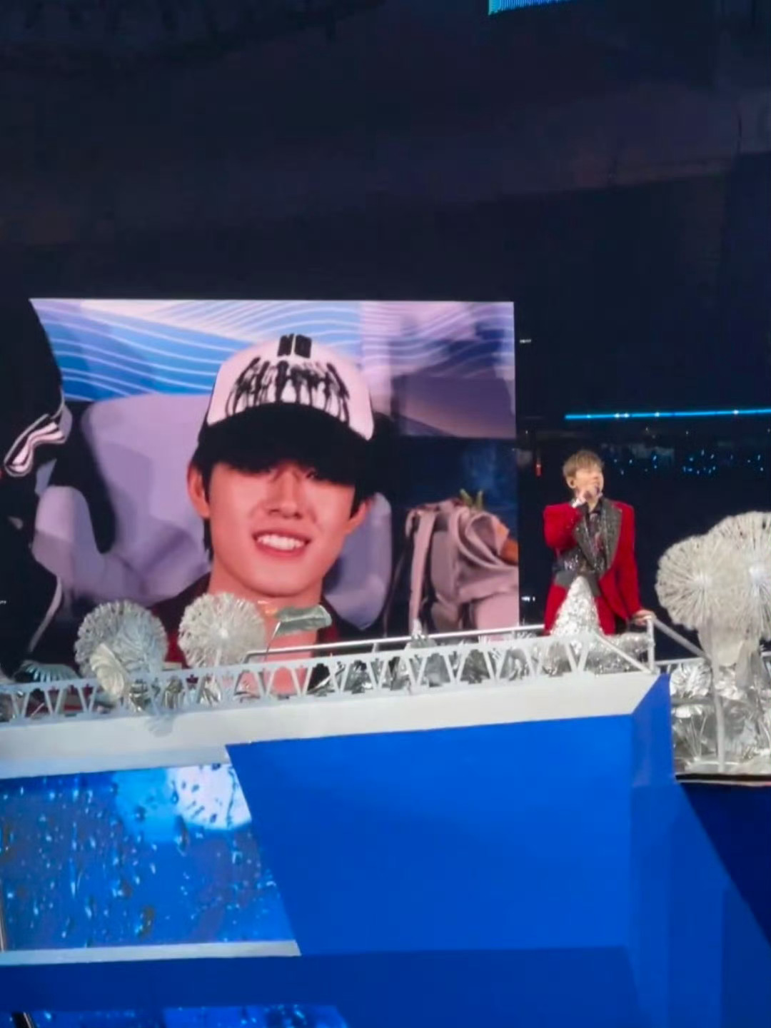 张极又去看张杰演唱会了   张极现身张杰鸟巢演唱会，沉浸式感受舞台魅力，获前辈当