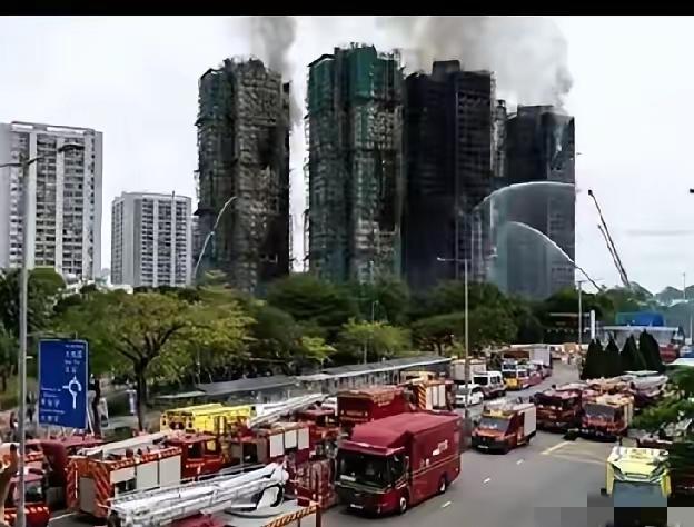 香港火灾住户采访，一女子说，发现着火，赶快给楼上丈夫打电话，让其快下楼，丈夫下了