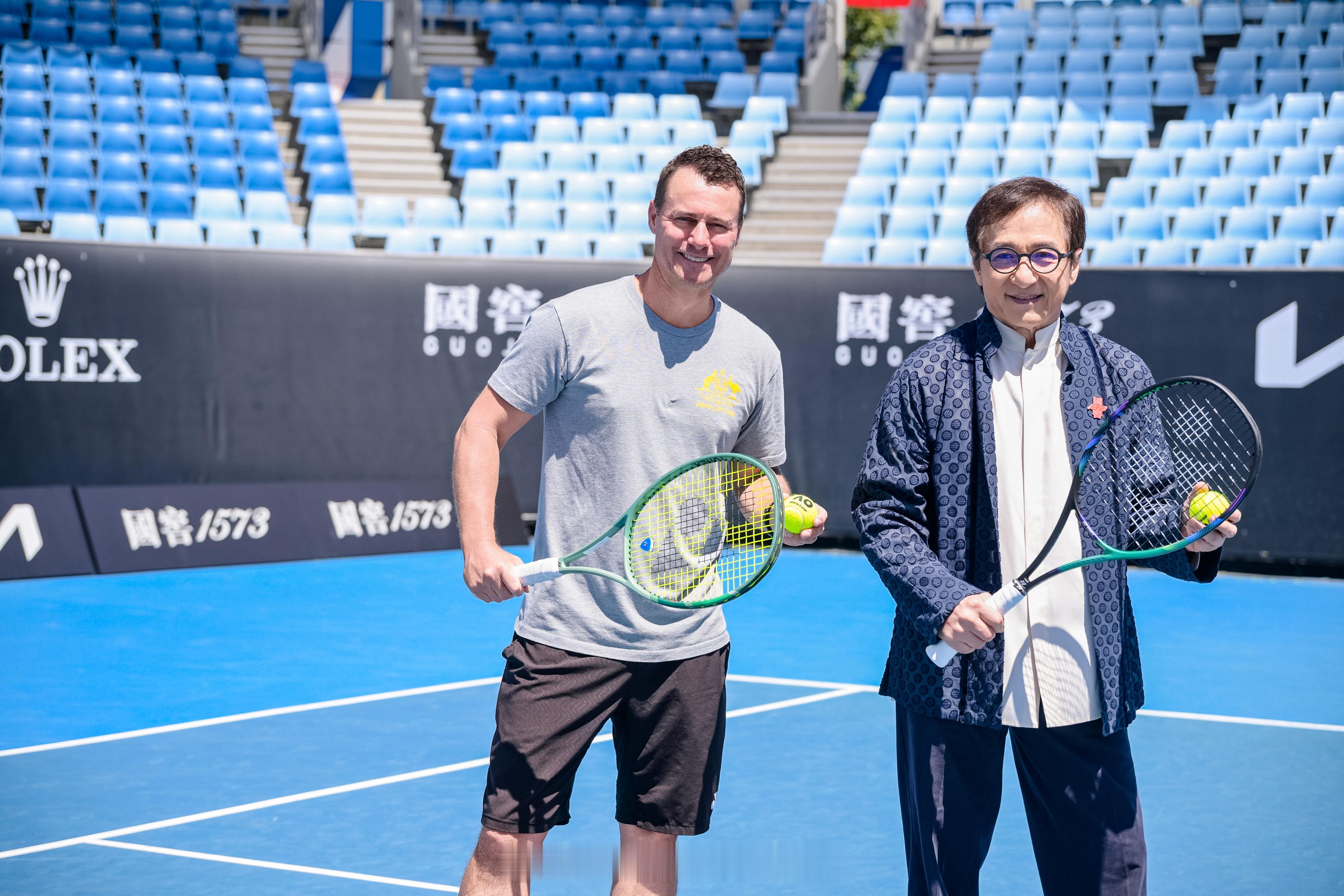 成龙与网球传奇休伊特互动，体验网球🎾互赠礼品[礼物] 