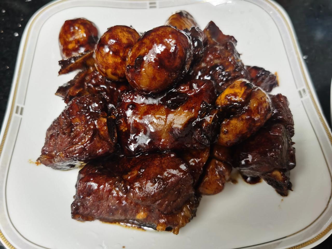  吃晚饭咯，今晚两个菜，红烧板栗排骨、清炒油菜苗、地瓜米饭。今天一整天都在下雨，
