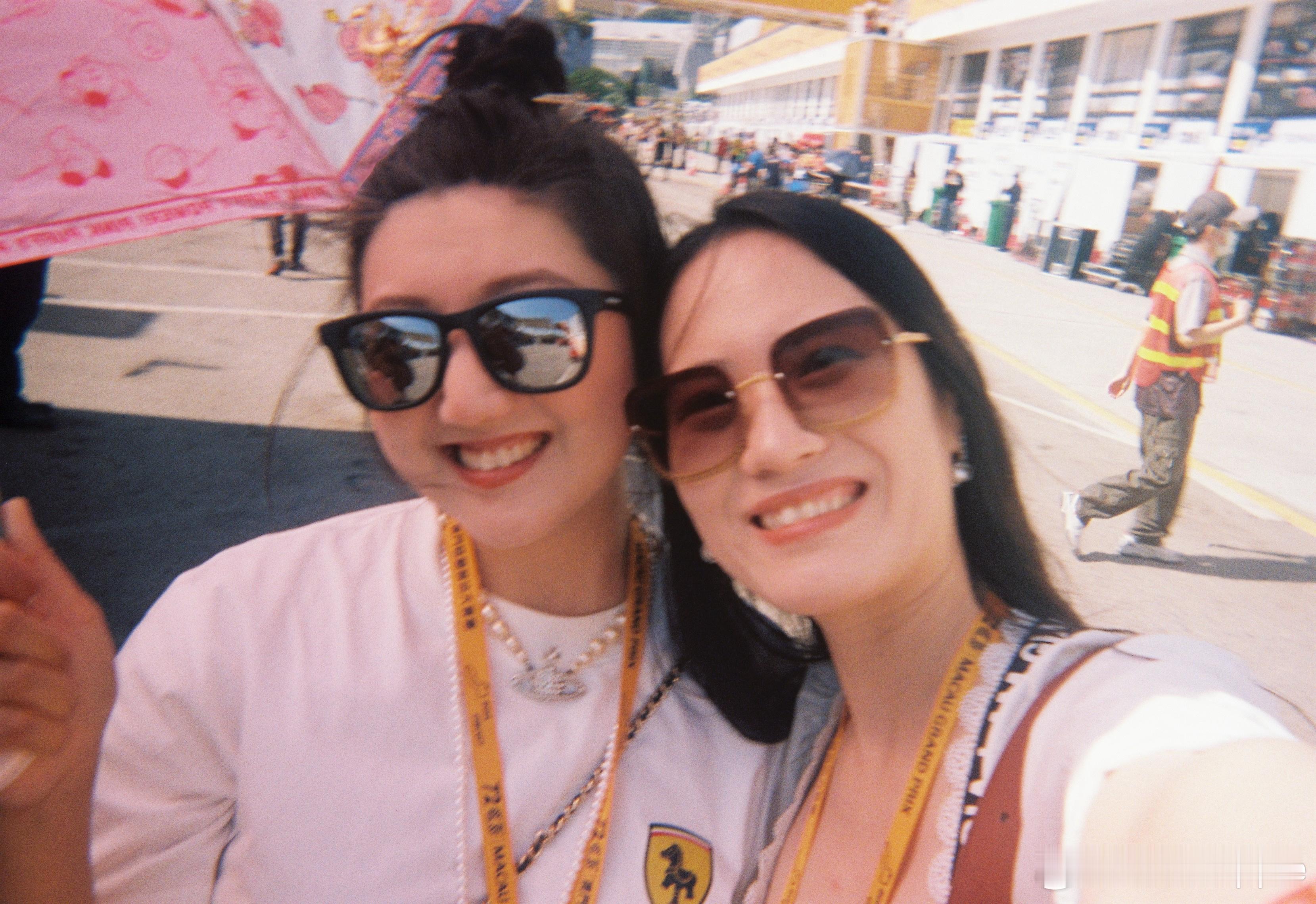 姐妹的胶片📷洗出来了 发现一张去年澳门🇲🇴格兰披治大赛车的合照 终于喝上了