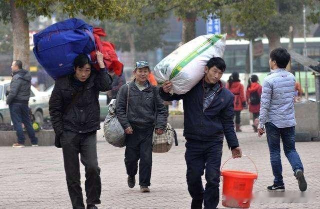 农民外出打工，是背井离乡，受人剥削吗？
 
总有人说农民外出打工就是背井离乡，出