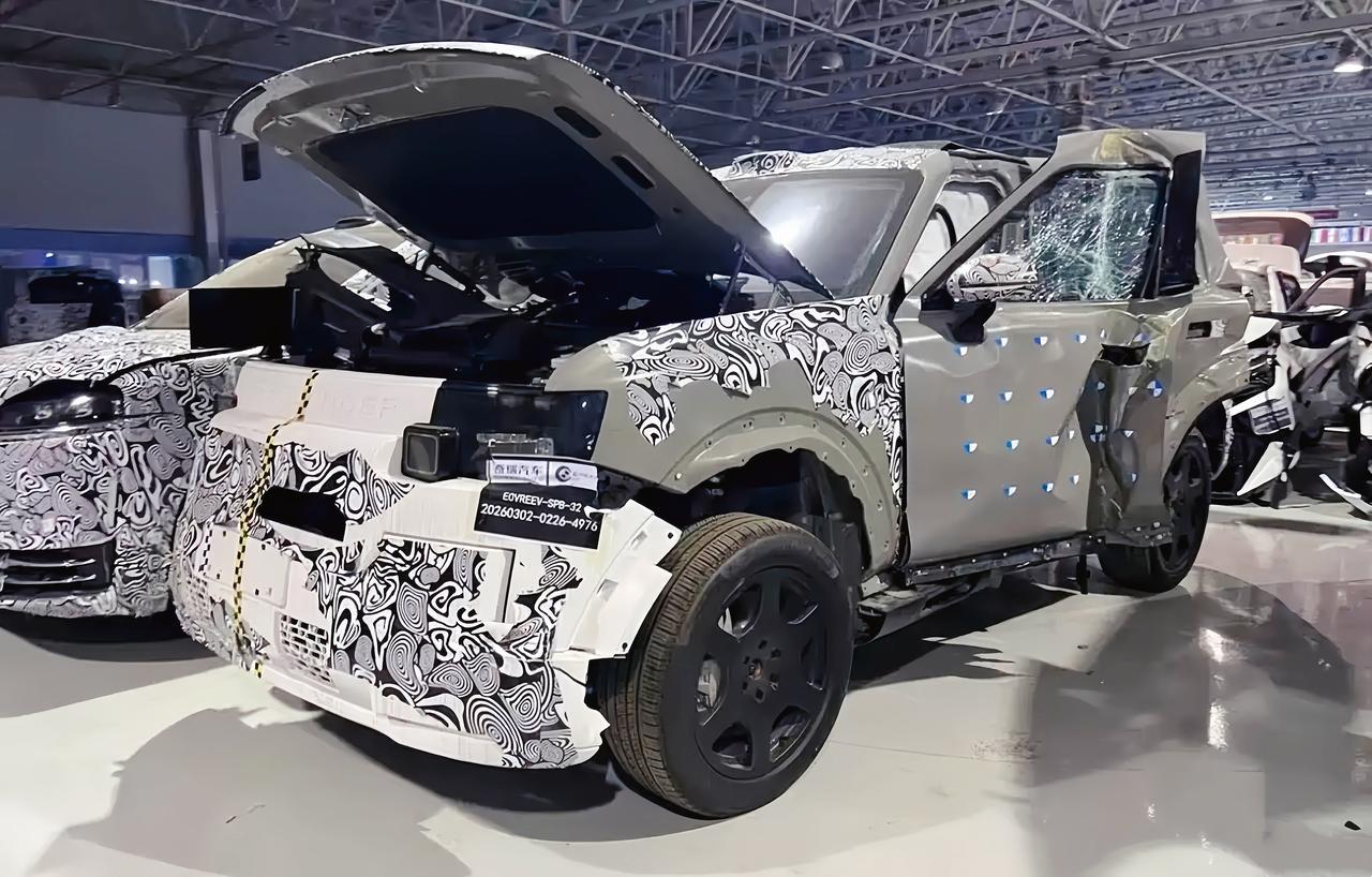 从FREELANDER神行者实车谍照图来看，我觉得这车野心不小，想把方盒子、智能