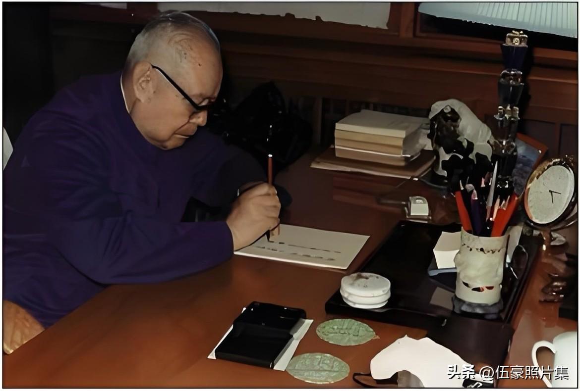 1977年3月3日，叶剑英元帅为《人民日报》题写“向雷锋同志学习，全心全意为人民