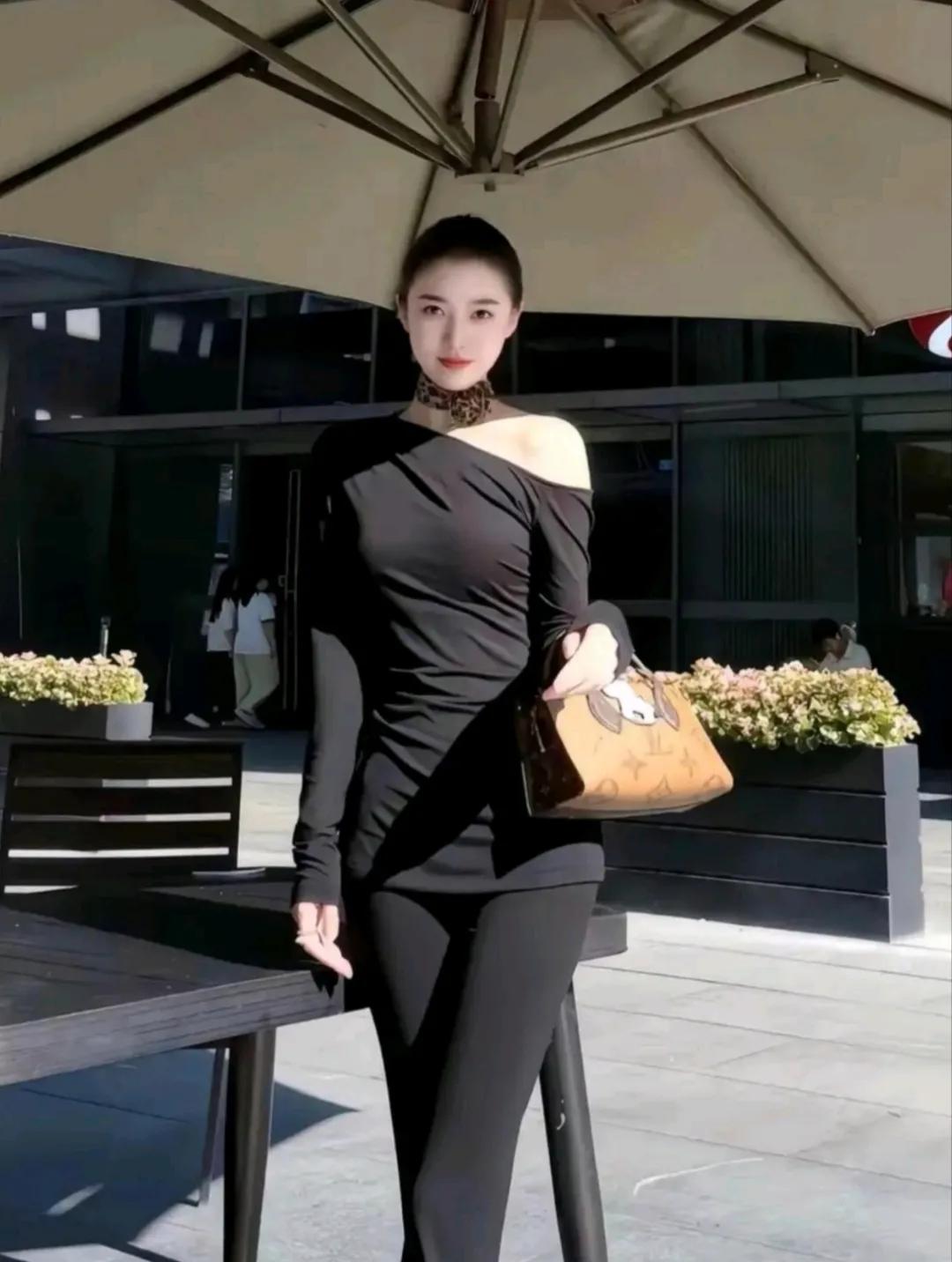 她的身材真好，长得好漂亮，太羡慕这种身材比例，简直完美。
气质女生身材