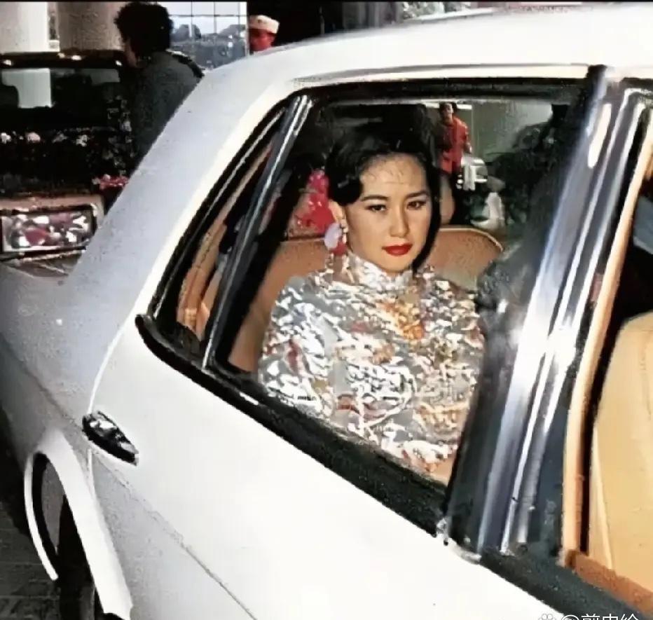 1991年，29岁的何超琼与许晋亨结婚，坐在劳斯莱斯婚车后，面若冰霜，眼神空洞，