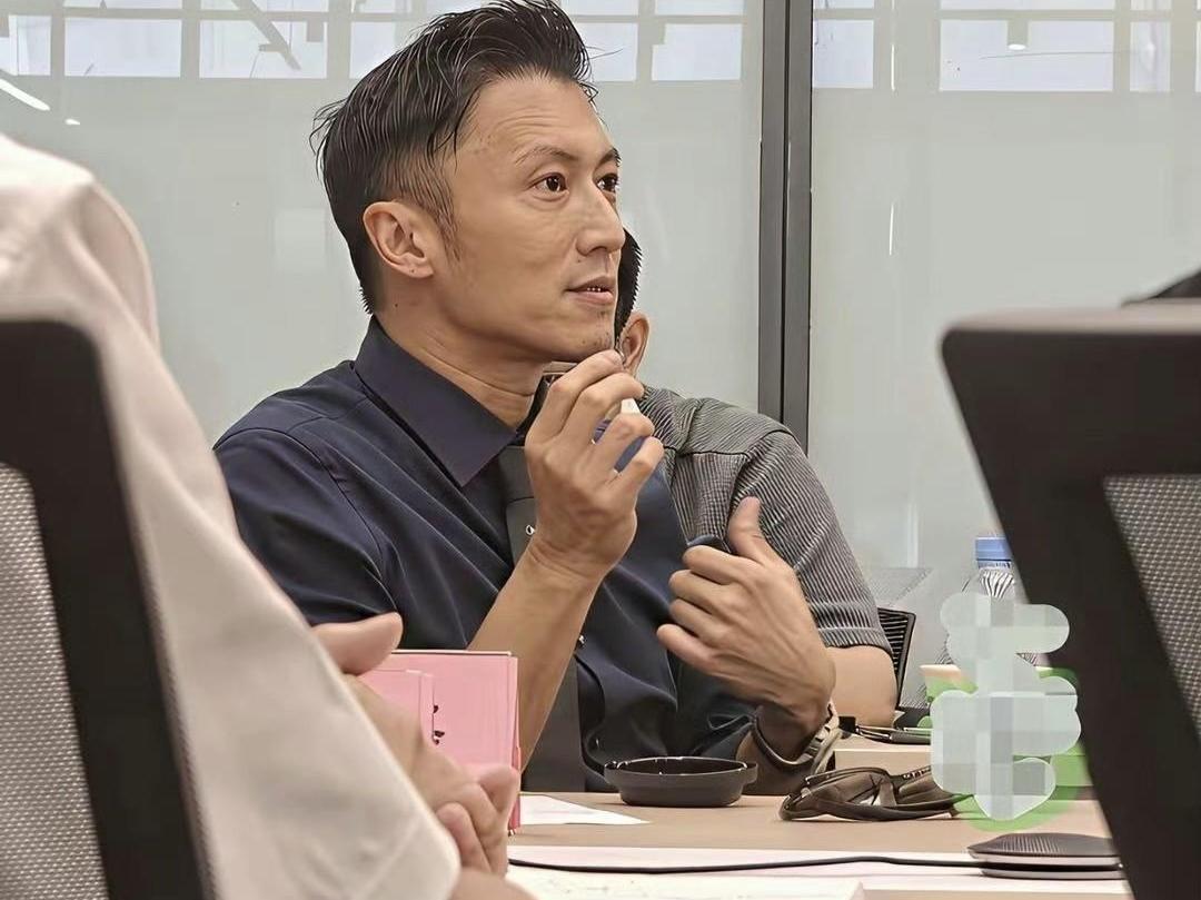 离开了美颜滤镜的明星，还能让人眼前一亮吗？
 
谢霆锋一组会议生图刷屏网络。褪去