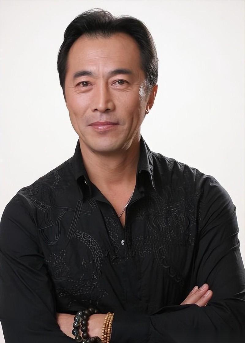 哪怕身处名利场最顶端的聚光灯下，有人哪怕成名三十年，依然只敢管对方叫一声哥，喊一