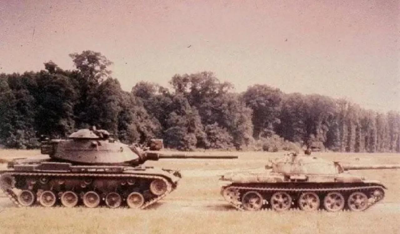 俄系与欧美系坦克的体型差异十分显著：俄系坦克坚持车体低矮、炮塔采用圆滑流线型设计