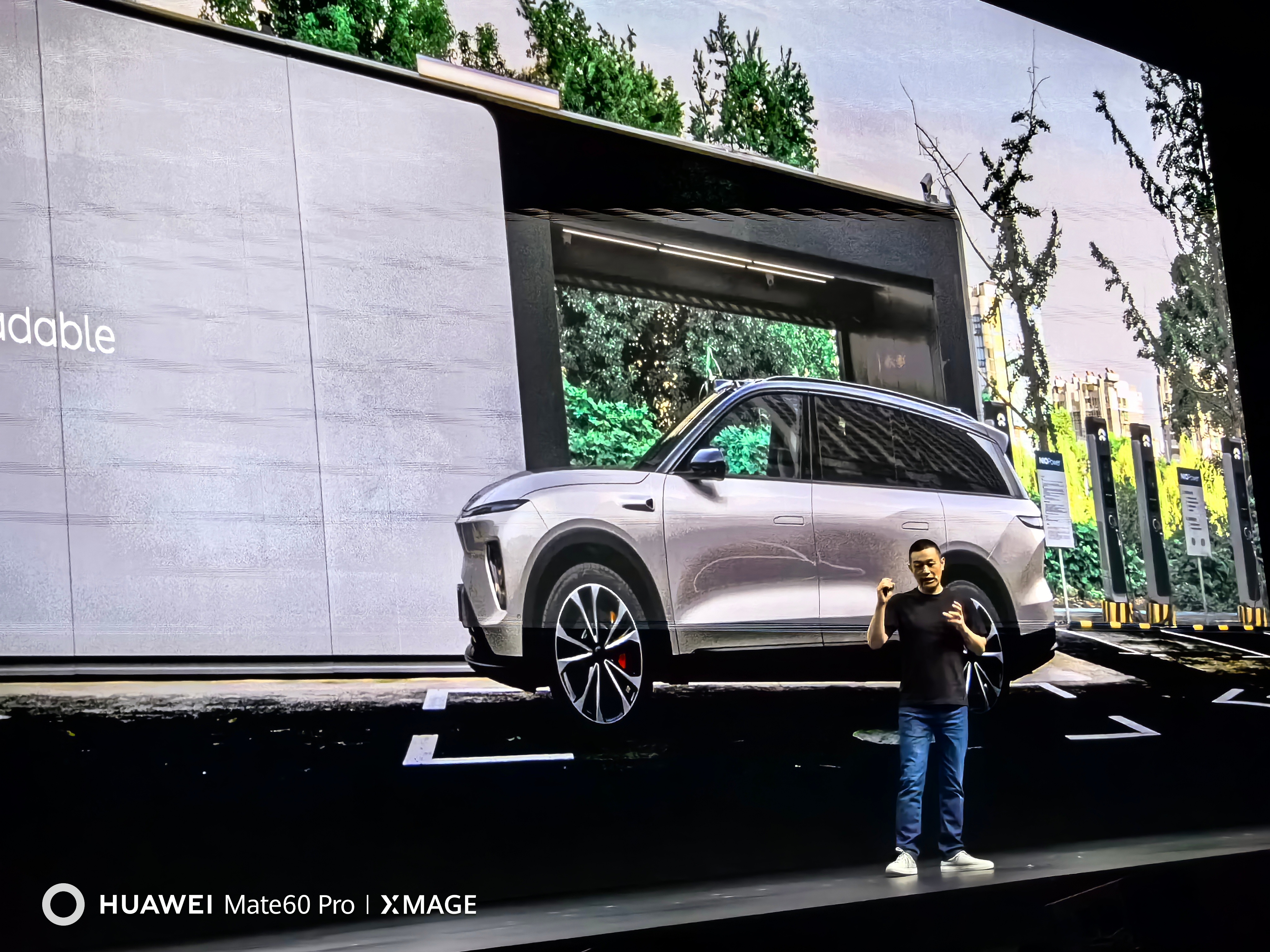 李斌讲蔚来的全栈技术，说到充电业务不赔钱，是蔚来少数几个不赔钱的业务。大家都笑。