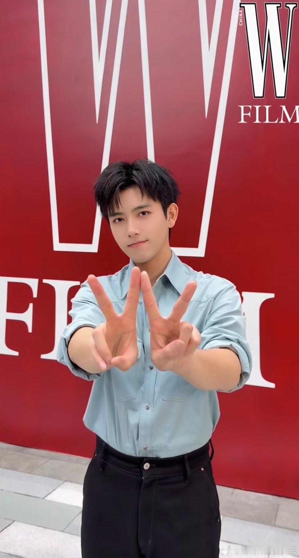 今天每个人都在意陈飞宇演不演告白，他不演确实是告白的损失，现在告白的情况是，延期