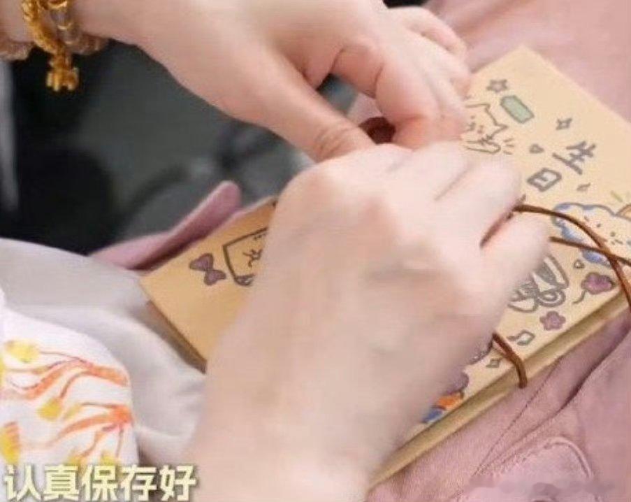 李小冉看粉丝手写信落泪李小冉看粉丝祝福感动落泪彼此奔赴的情谊格外珍贵，一路同行相