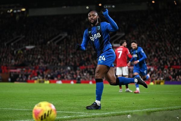 【塞梅尼奥冬窗待定，红军要抢人？】据《每日邮报》，伯恩茅斯前锋安托万·塞梅尼奥正