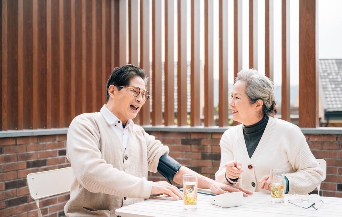 测量血压，是要测量静息血压
指完全休息放松之后的血压。比如每天早晨睡醒后，排空膀