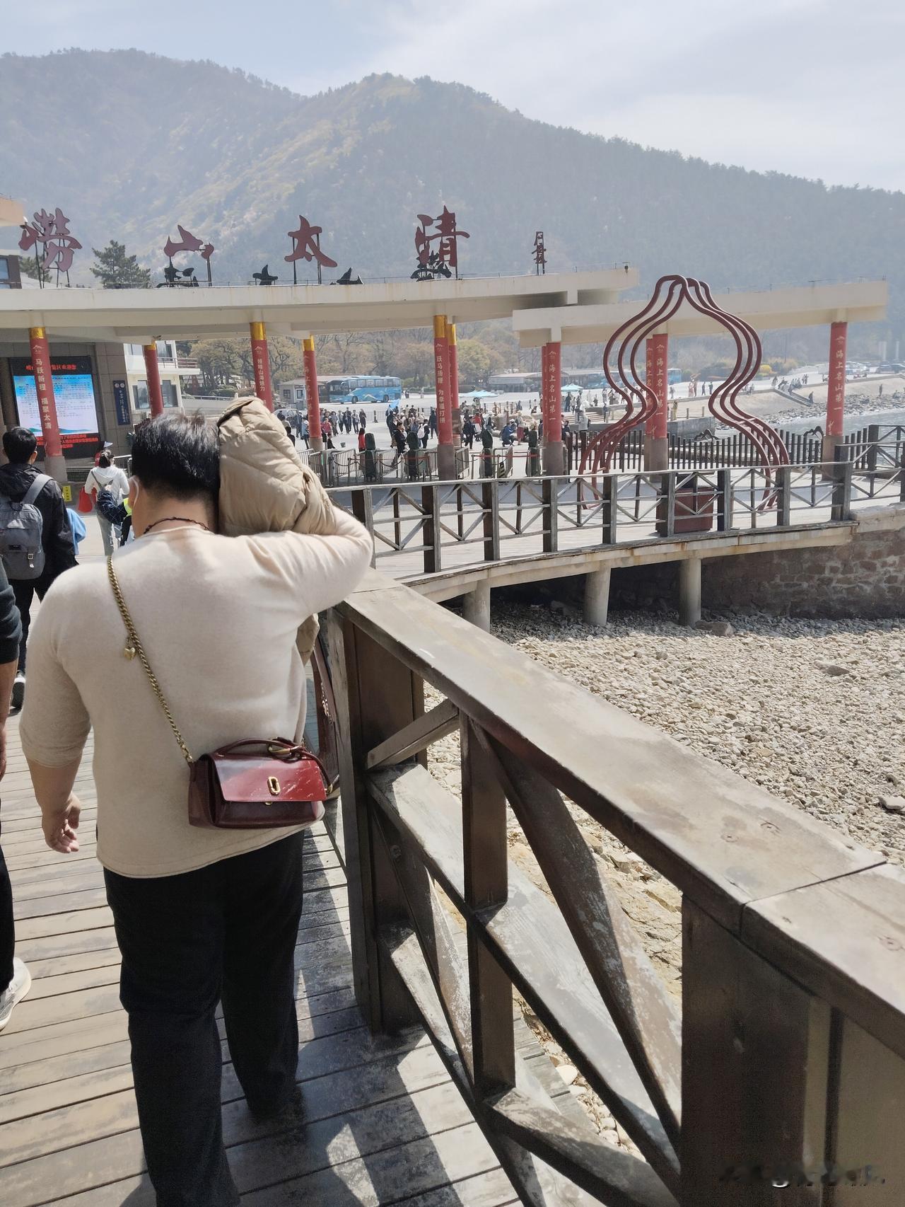 全是人！今天，青岛崂山太清全是人，看起来应该有上万人。

可能因为崂山巨峰索道暂