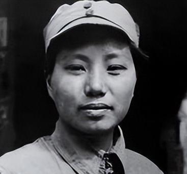 1937年，15岁女红军被敌人抓住，正要被砍头时，一名敌军官走过来，摸摸她的脸：