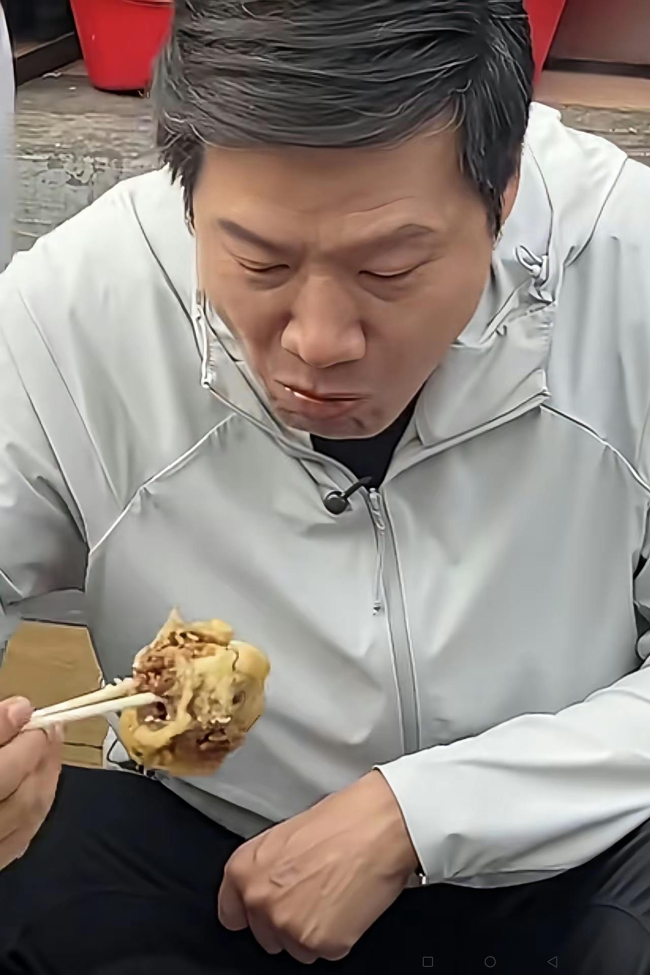 雷军在吃什么呢？非常好吃的样子
