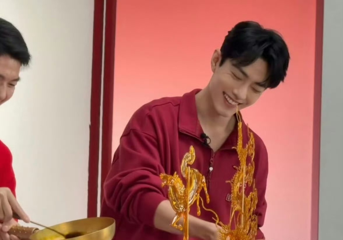 肖战做了糖画好有过年的气息，战战太可爱了