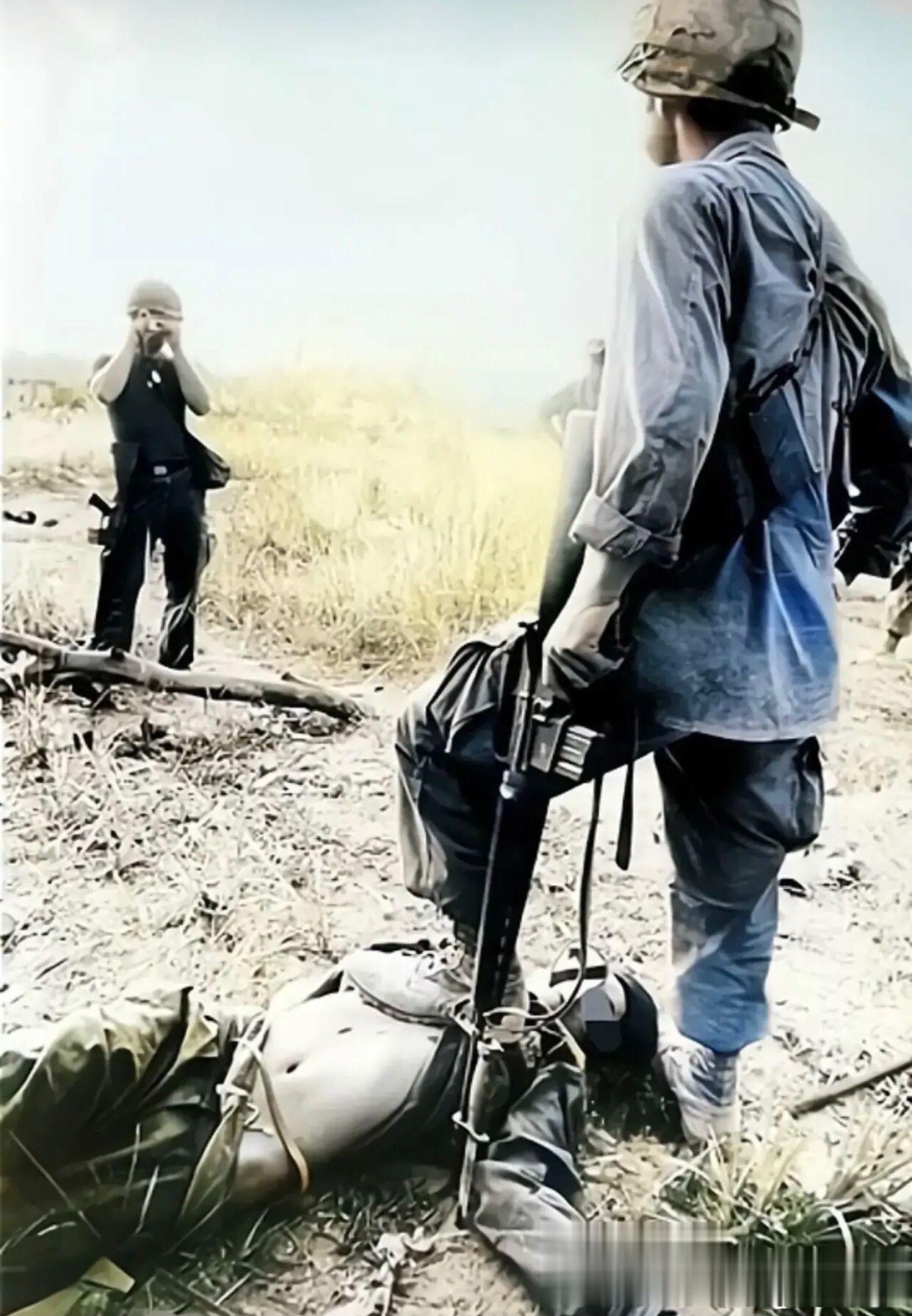 越南战争期间，一名美军士兵将女游击队员枪杀后，就连尸体也没有放过，他踩在女兵的头