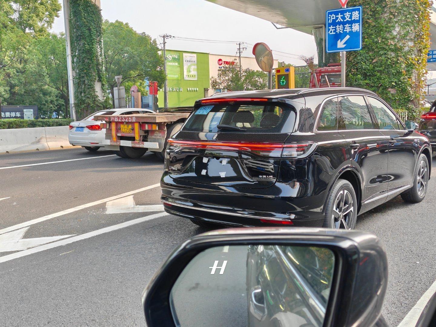 短短5分钟，都看到两辆尚界H5了上汽+华为，在上海绝对有成为街车体质啊～大v聊车