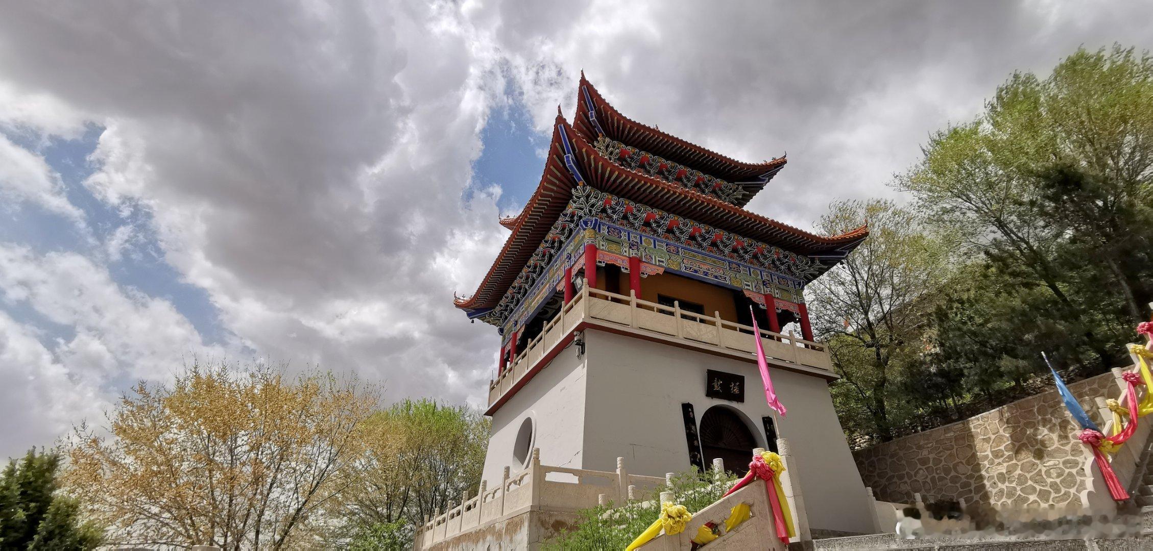 其实人如果能用欣赏的眼光，看待周遭多数的人和事物，又能不盲目地崇拜，安安心心地做