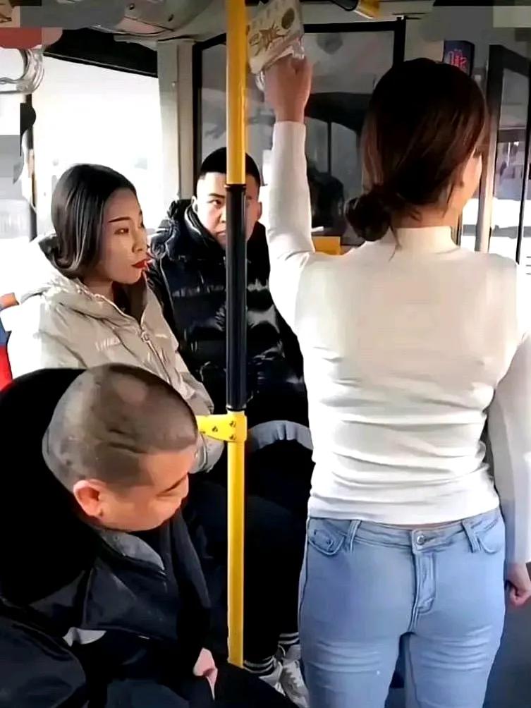 大哥在想妹子这裤子那买的。兄弟美女没看夠 大哥撩的好 去接我亲妹子 找美女说 约